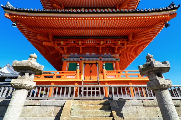 Güzel kırmızı pagoda Kyoto Kizomizu-dera Tapınağı'nda önü — Stok fotoğraf