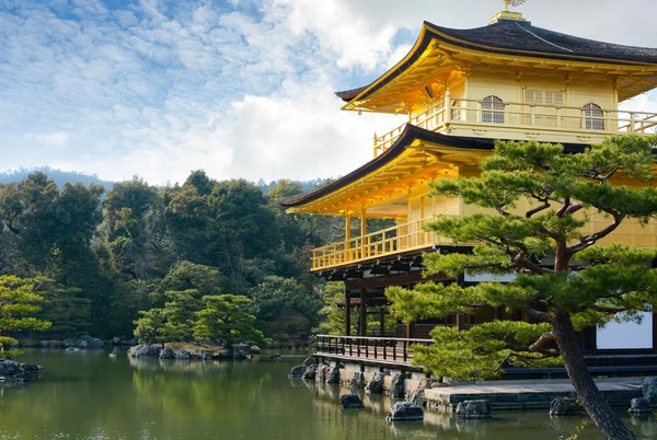 Ünlü altın Kinkaku-ji Pavilion Tapınağı: Kyoto, Japan — Stok fotoğraf