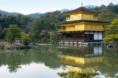 Kinkaku-ji Tapınağı ve çevresindeki gölet Bahçe Kyoto, Japonya için altın onun yansıması