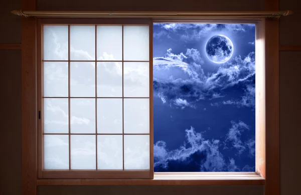 Fenêtre coulissante japonaise traditionnelle et ciel nocturne romantique — Photo
