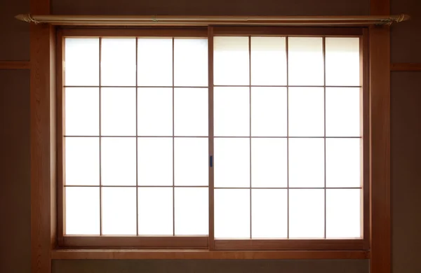 Traditionelles japanisches Reispapier-Fenster mit verschiebbarem Holzrahmen — Stockfoto