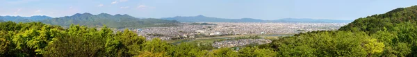 Ultra široké panorama města Arashiyama a Kjóto v Japonsku a okolní krajiny a hor. — Stock fotografie