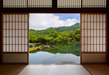 Japon yana kayar ve güzel gölet Bahçe