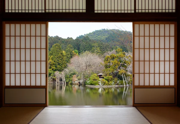 Vista de un hermoso estanque oriental visto a través de puertas correderas japonesas abiertas —  Fotos de Stock