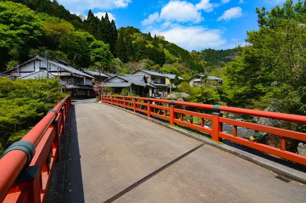 Ponte vermelha japonesa tradicional na entrada de uma pequena aldeia em Kiyotaki — Fotografia de Stock