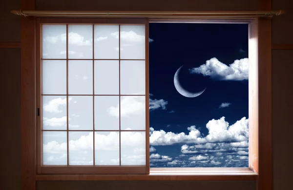 Ventana tradicional japonesa y luna creciente — Foto de Stock