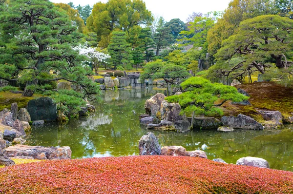 Jardín de estanque y paisajismo en estilo tradicional japonés —  Fotos de Stock