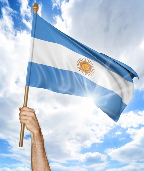 Mano de la persona sosteniendo la bandera nacional argentina y ondeándola en el cielo, representación 3D —  Fotos de Stock