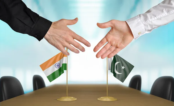 India and Pakistan diplomats shaking hands to agree deal, part 3D rendering — Stock Photo, Image