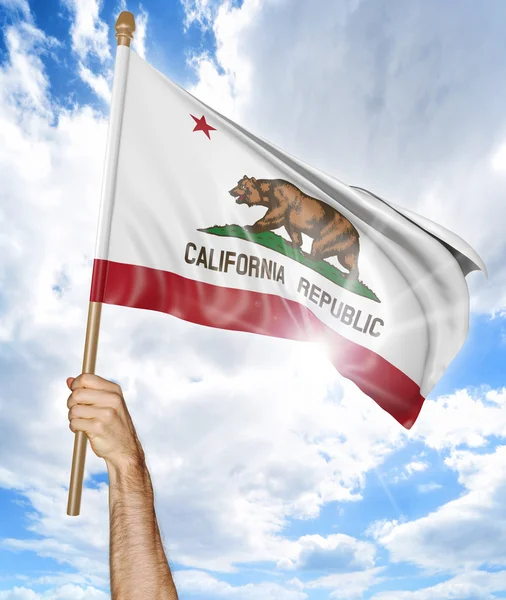 La mano de la persona sosteniendo la bandera del estado de California y agitándola en el cielo, parte de representación 3D — Foto de Stock