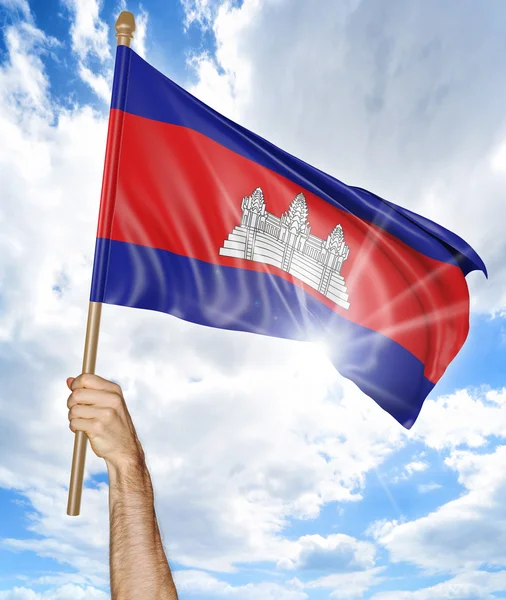 Рука человека держит национальный флаг Камбоджи и размахивает им в небе, часть 3D рендеринга — стоковое фото
