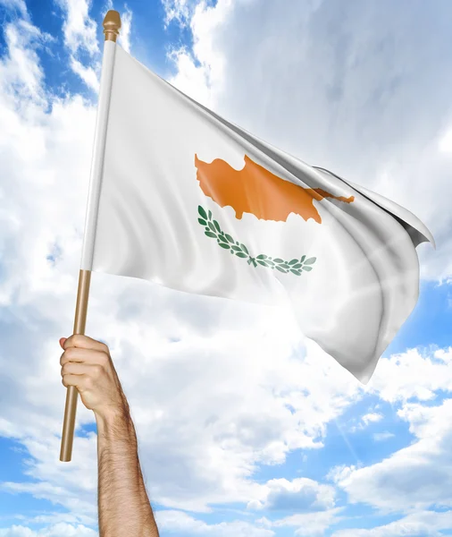 Main de la personne tenant le drapeau national de Chypre et l'agitant dans le ciel, partie rendu 3D — Photo