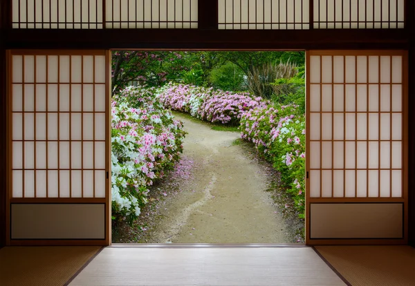 Vista de un jardín de flores de azalea visto a través de puertas correderas japonesas abiertas —  Fotos de Stock