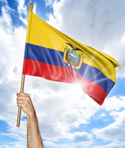 Mano de la persona sosteniendo la bandera nacional ecuatoriana y ondeándola en el cielo, representación 3D —  Fotos de Stock