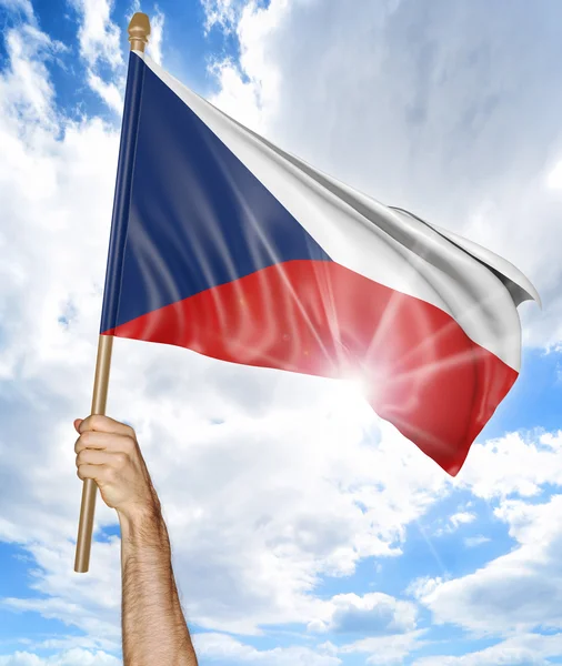 Tangan orang yang memegang bendera nasional Republik Ceko dan melambai di langit, rendering 3D — Stok Foto