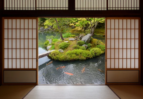 Portas japonesas deslizantes e lagoa de peixes com carpa laranja colorida nadando na água — Fotografia de Stock