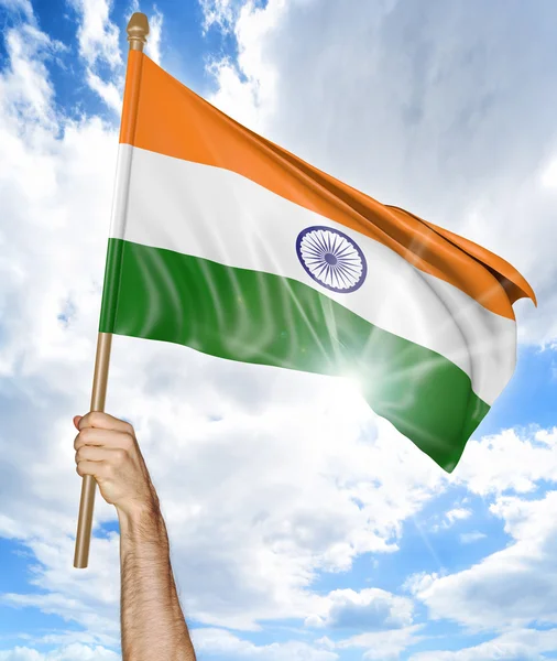 Mano de la persona sosteniendo la bandera nacional india y agitándola en el cielo, representación 3D —  Fotos de Stock