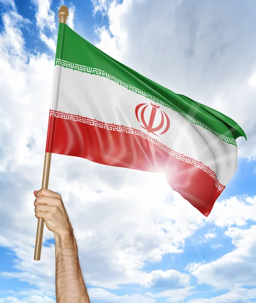 Person hält die iranische Nationalflagge in der Hand und schwenkt sie in den Himmel, 3D-Darstellung — Stockfoto