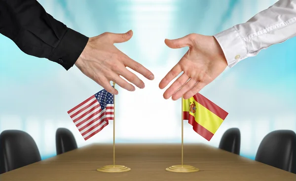 États-Unis et Espagne diplomates serrant la main pour convenir d'un accord, partie rendu 3D — Photo