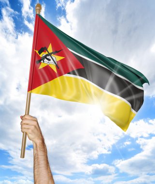 Mozambik ulusal bayrak tutan ve gökyüzü, 3d render sallayarak birinin elini