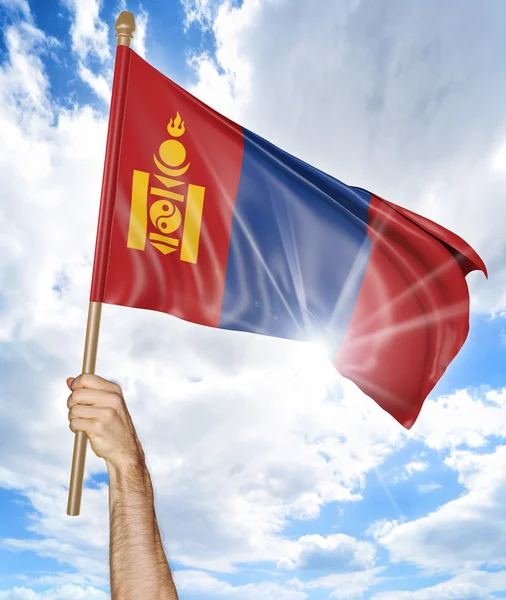 Mano de la persona sosteniendo la bandera nacional de Mongolia y agitándola en el cielo, representación 3D — Foto de Stock