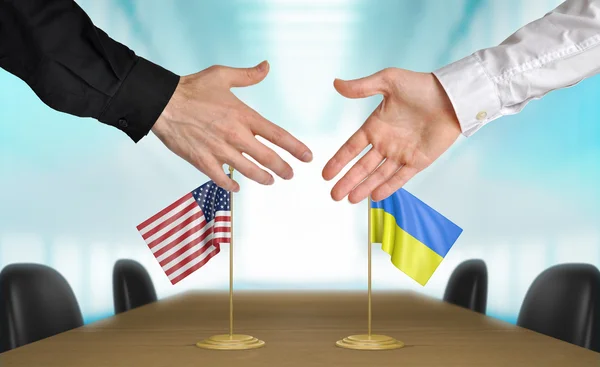 United States and Ukraine diplomats shaking hands to agree deal, part 3D rendering — Stock Photo, Image