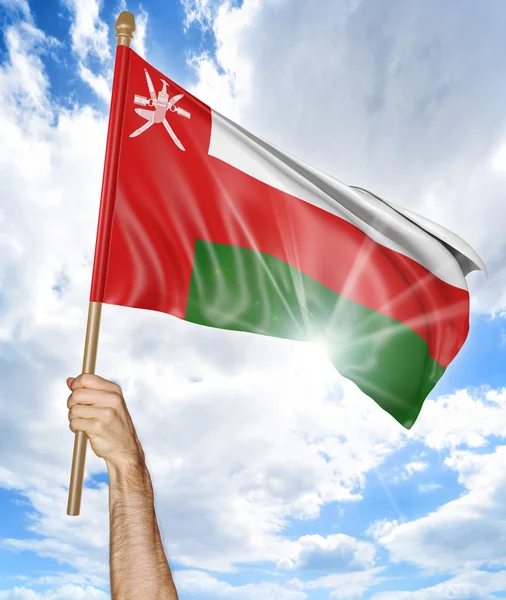 Persons hand hålla den Oman flaggan och vifta det i himlen, 3d-rendering — Stockfoto