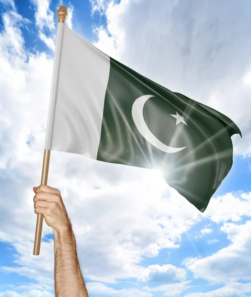 Osoby ruka držící pákistánské státní vlajky a mávat na obloze, 3d vykreslování — Stock fotografie