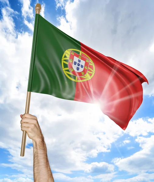 A mão da pessoa segurando a bandeira nacional portuguesa e agitando-a no céu, renderizando 3D — Fotografia de Stock