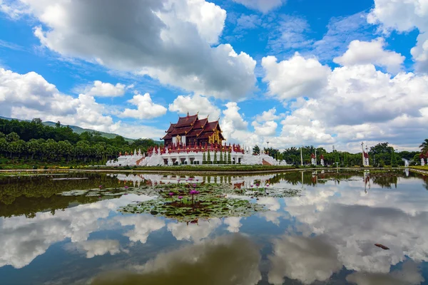 Chiang Mai, Tayland Royal Park Rajapruek nilüfer gölette köşk ve gökyüzü yansıması — Stok fotoğraf