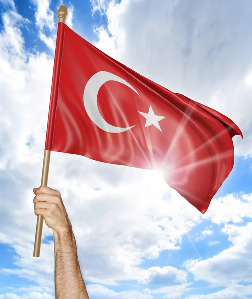 Person hält die türkische Nationalflagge in der Hand und schwenkt sie in den Himmel, 3D-Darstellung — Stockfoto