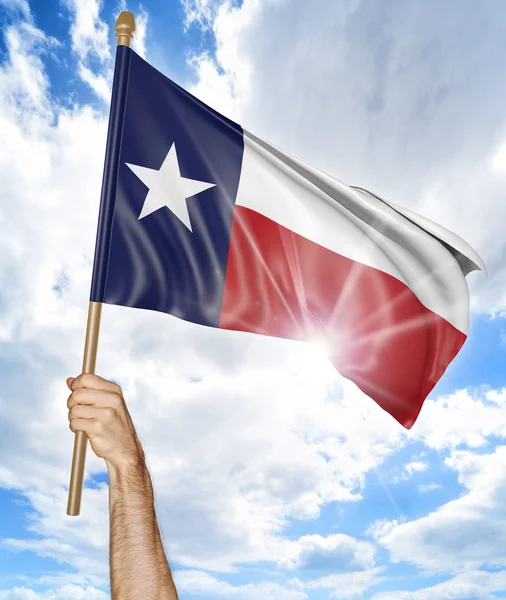 A mão da pessoa segurando a bandeira do estado do Texas e acenando-a no céu, parte 3D renderização — Fotografia de Stock