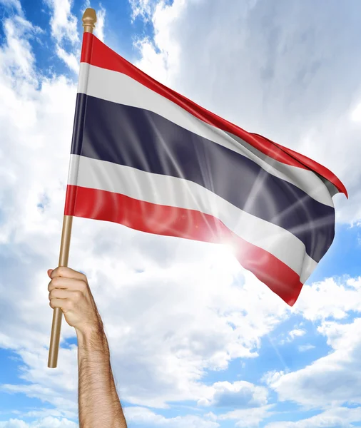 Mano de la persona sosteniendo la bandera nacional tailandesa y agitándola en el cielo, representación 3D —  Fotos de Stock