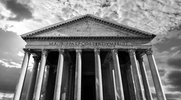 High contrast black and white of the ancient Roman Pantheon in Rome, Italy — Stock Photo, Image