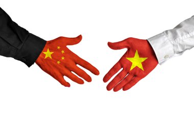Bir anlaşma üzerinde anlaşmaya tokalaşırken Çin ve Vietnam liderleri