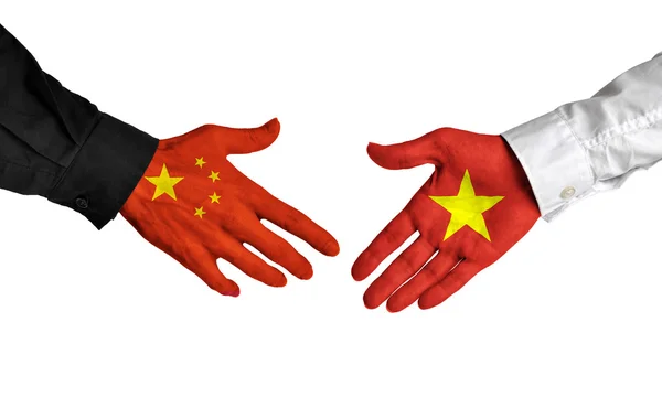 Staats- und Regierungschefs Chinas und Vietnams schütteln die Hand über ein Abkommen — Stockfoto