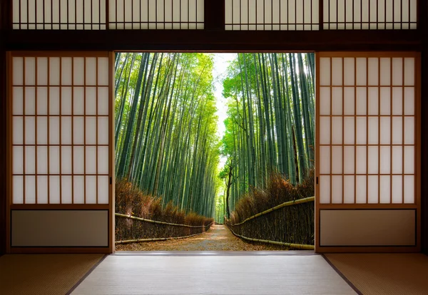 Двери японской рисовой бумаги открывают дорогу к бамбуковому лесу — стоковое фото