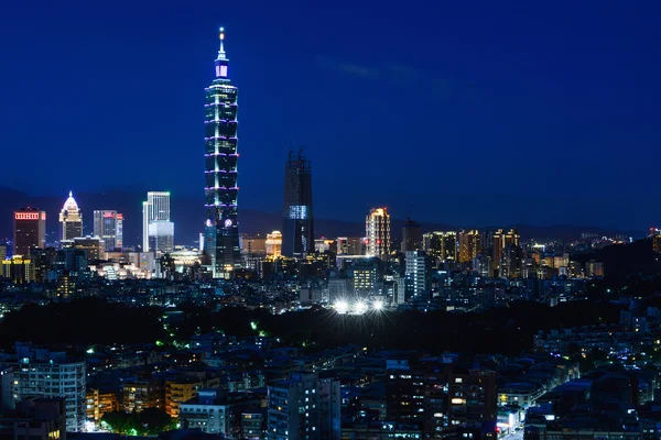 Piękne miasto skyline i nocne światła Taipei, Tajwan — Zdjęcie stockowe