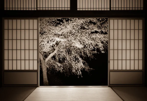 Fondo tradicional japonés de puertas de papel de arroz y un cerezo con aspecto de foto envejecida —  Fotos de Stock