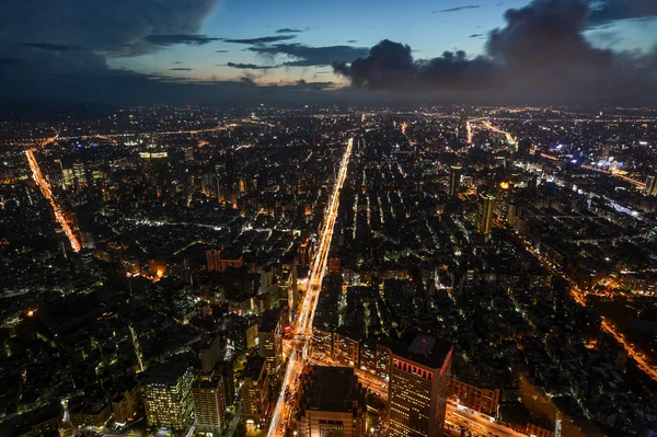 Bela vista aérea noturna de Taipei, Taiwan, com trilhas de semáforo movimentadas na Estrada Xinyi — Fotografia de Stock