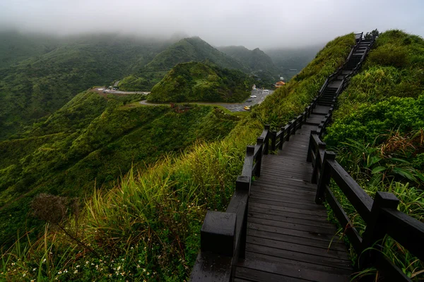 Passeio a pé em um cume de montanha em Jiufen, Taiwan, ao longo da costa do mar de Yinyang — Fotografia de Stock