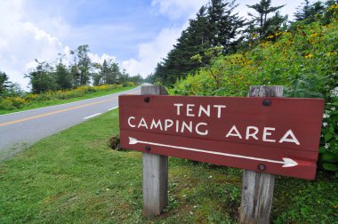 Blue Ridge Parkway üzerinde kamp çadırı