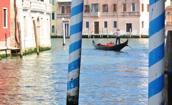 Gondola and gondolier in Venice, italy — Stock Photo, Image