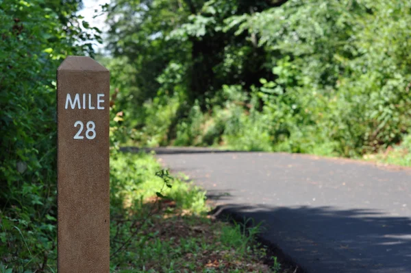 Mile marker längs en promenader, cykling och jogging sökväg — Stockfoto