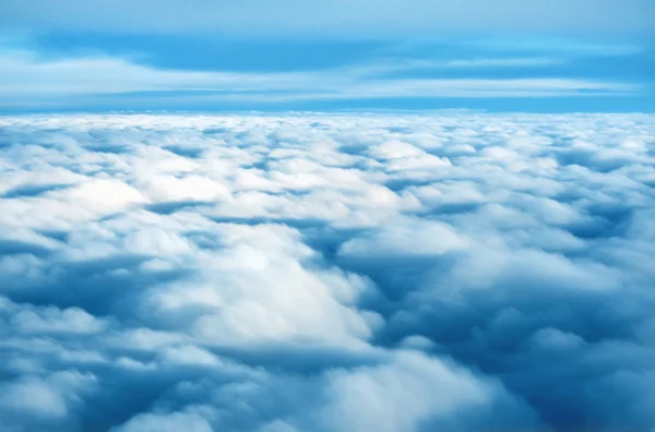 Bir deniz yumuşak kabarık bulutlar üzerinde — Stok fotoğraf