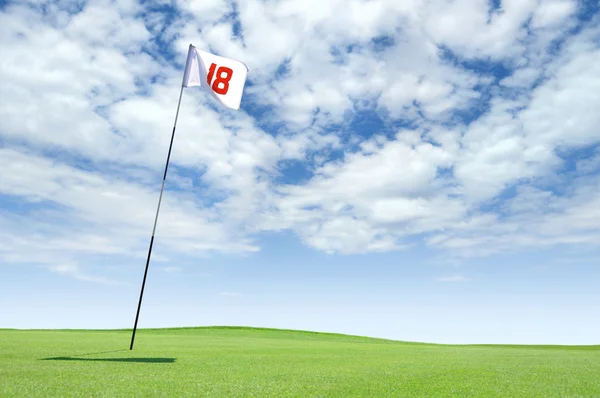 Vlajka Golf v otvoru 18 na jamkovišti — Stock fotografie