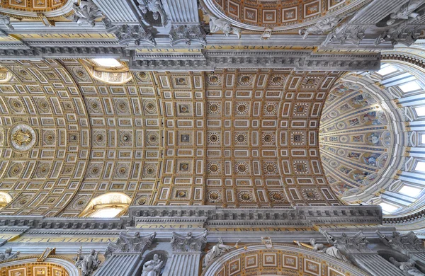 バチカン、サン ・ ピエトロ大聖堂のアーチ型の天井のインテリア建築ディテール — ストック写真