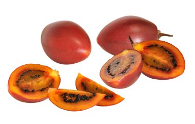 Kırmızı tamarillo meyve olgun eti ve çekirdeği gösteren kesitler ile