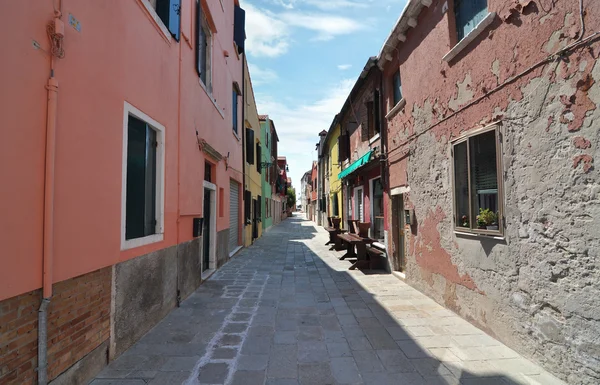 Запрошувати backstreet між яскраво пофарбовані будинків у європейських міському районі — стокове фото