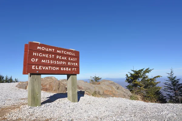 Mount Mitchell sign marking the highest peak east of the Mississippi River, at 6684 feet — Stock Photo, Image